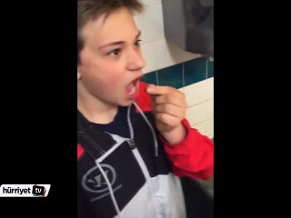 Bhut jolokia adlı biberden yiyen genç acı içinde böyle kıvrandı