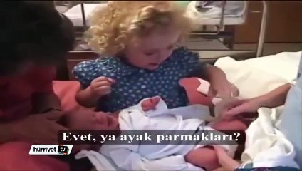 Yeni doğan kardeşini sakinleştirmeye çalışan sevimli abla