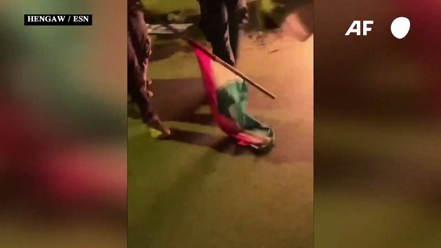 لقطات عبر وسائل التواصل الاجتماعي تظهر محتجين يحرقون علما إيرانيا في بوكان