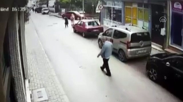 BURSA - Kontağı kapatmak isteyen çocuğun kontrolünden çıkan kargo aracı 2 kişiye çarptı