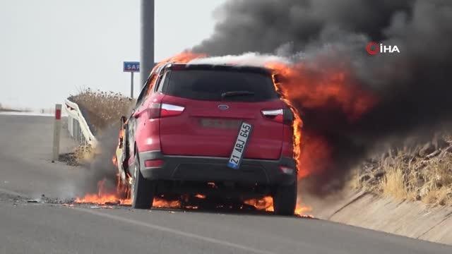 Seyir halindeki otomobil alev aldı, sürücü son anda kurtuldu
