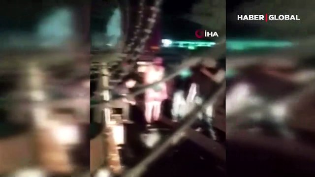 Hırsızlık şüphelisinin elini kolunu bağlayıp polise teslim ettiler! Üzerinden oyuncak tabanca çıktı