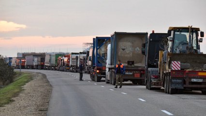 Download Video: Russische LKW stauen sich seit Tagen an Krim-Brücke