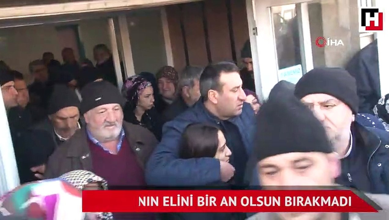 Acılı baba kızının elini bir an olsun bırakmadı