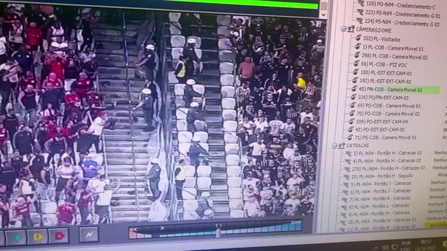 TORCEDOR DO FLAMENGO JOGANDO BOMBA NA TORCIDA DO CORINTHIANS