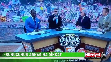 SUNUCUNUN ARKASINDAKİ ADAMA DİKKAT