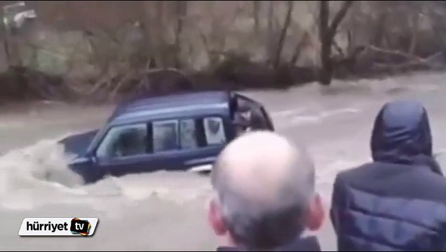 Yaşlı adamı sel sularından böyle kurtardılar
