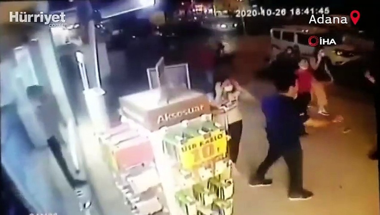 İşitme engelli adama cadde ortasında feci dayak!