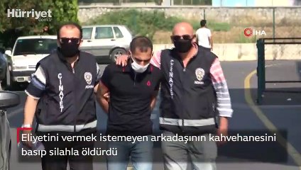 Ehliyetini vermeyen arkadaşını öldürdü