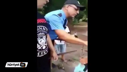 Yaşlı adam kendini soyan hırsızı değneğiyle dövdü