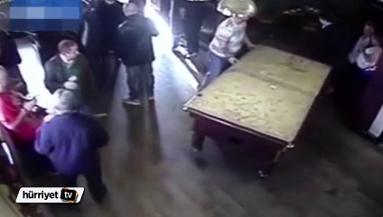 Bilardo masasının olmadığını fark etmeyince...