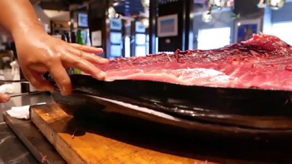 Pemotongan ikan tuna raksasa