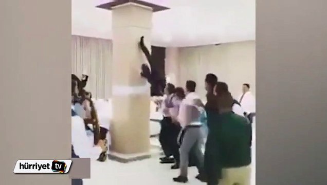 Düz duvara tırmanıp halay çeken adam