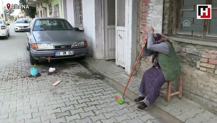 Torununun otomobilini yakmaya çalışan kadını saksı atarak engelledi