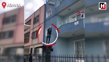 Canını hiçe sayarak eşya taşıma anı, sosyal medyada paylaşıldı