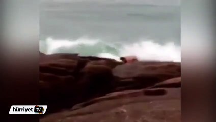 Dev dalga kayalıklardaki adamı böyle yuttu
