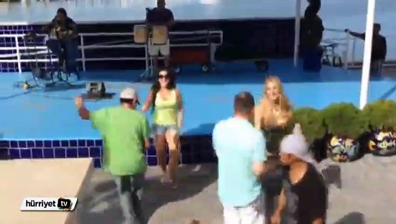 Dansçı kızla dans etmek için kavga eden adamlar