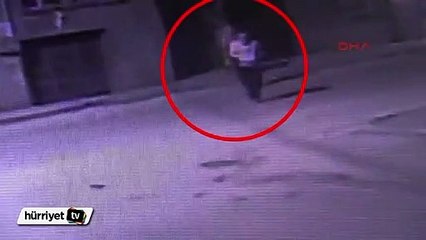 Adana'da hırsızlar çaldıklarını almaya gelince yakalandı