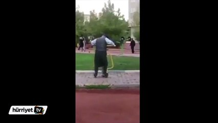 Yaşlı adamın spor aletleriyle imtihanı