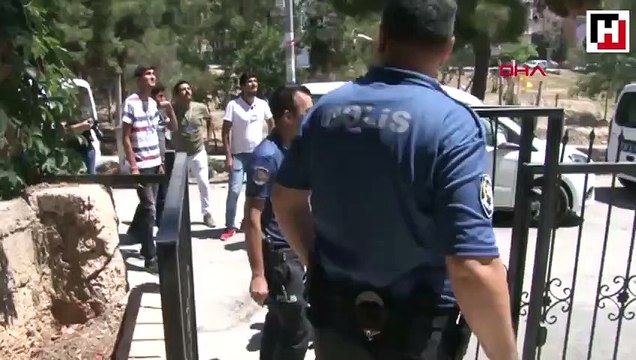 Bakanlık görevlisini taciz eden şüpheliyi, linç edilmekten polis kurtardı