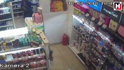 Kozmetik Mağazasındaki parfüm hırsızlığı kamerada