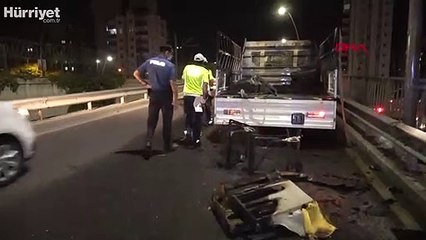 Koltuk yüklü kamyonet seyir halindeyken yandı