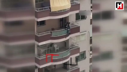 Balkondan sarkarak boya yaptı, yürekleri ağza getirdi