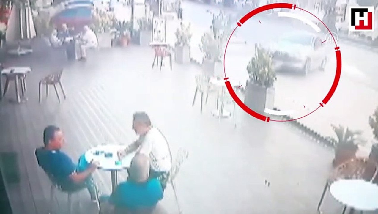 Kontrolden çıkan otomobil pastaneye girdi: 6 yaralı