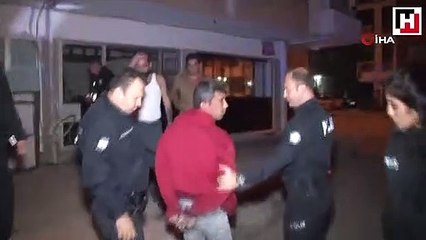 Hırsız giydiği poşet eldivenle suçüstü yakalandı