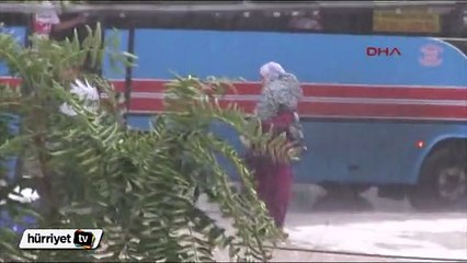 Adana'da sağnak yağmur hayatı olumsuz etkiledi