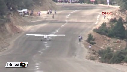 Adana belediyesi yola uçak indirdi