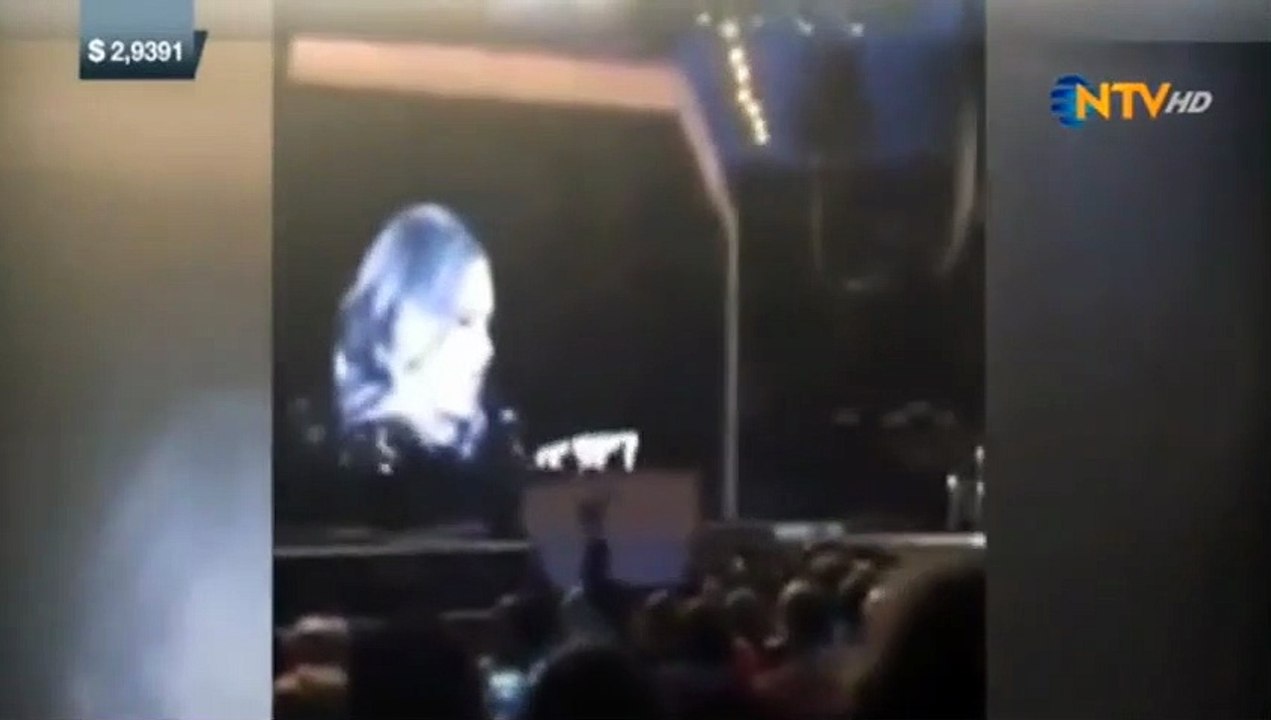 Adele konser sırasında hayranını azarladı
