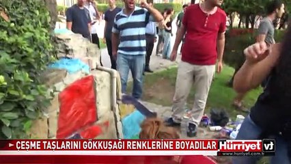 ÇEŞME TAŞLARINI GÖKKUŞAĞI RENKLERİNE BOYADILAR