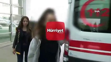 Babasını öldürdüğü iddia edilen genç kızla annesi el ele