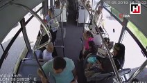 Otobüste yolcuların yumruk yumruğa kavgası kamerada