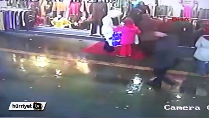 Çöken tarihi uzun çarşıda canlarını zor kurtardılar