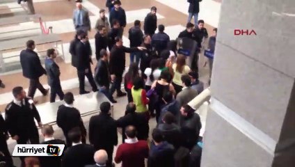 Adliye girişinde aranma gerginliği