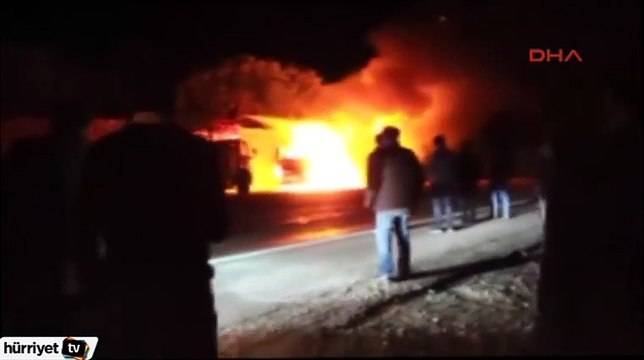 Pamuk yüklü TIR, trafikte seyir halindeyken alev alıp yandı