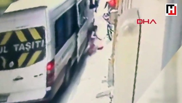 Servis durmadan kapısı açıldı, küçük çocuk ölümden döndü!