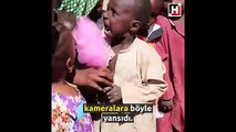 İlk kez pamuk şeker yiyen Afrikalı çocukların mutluluğu