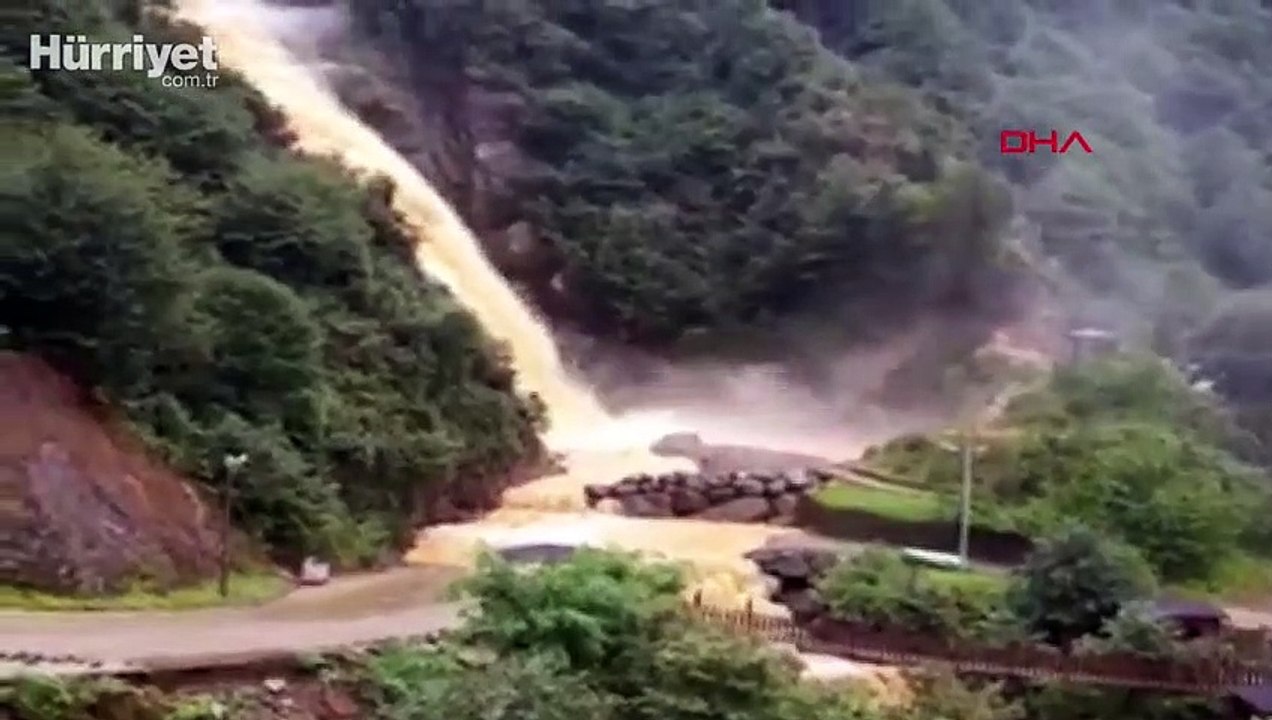 Rize'de Ağaran Şelalesi şiddetli yağmurla taştı