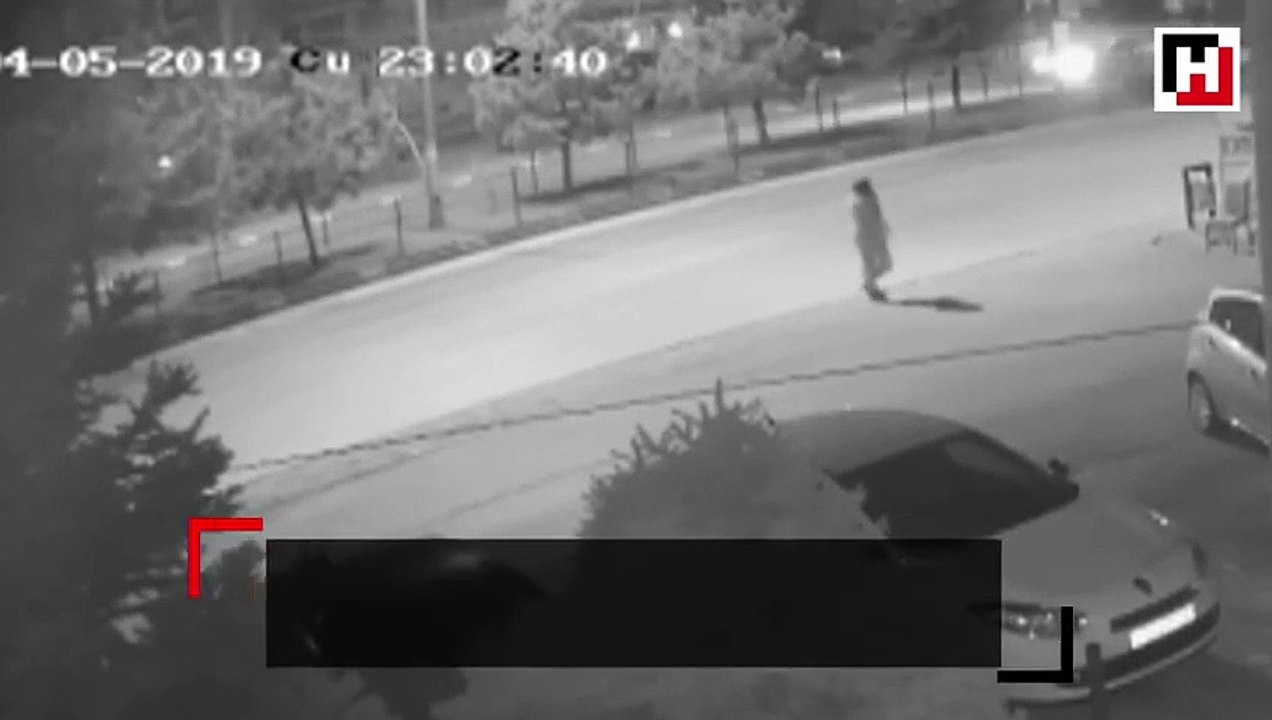 Otomobilin, kaldırımdaki yayaya ve duraktakilere çarpma anı kamerada