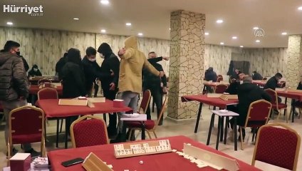 Kovid-19 kurallarını ihlal ederek kafede okey oynayanlara 58 bin 500 lira ceza