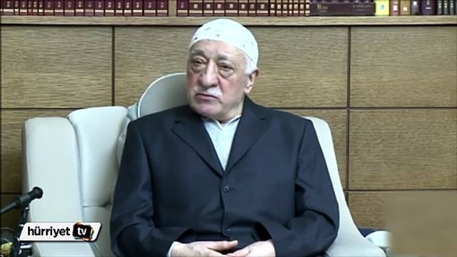 Gülen gözyaşları içinde sohbetin olduğu salonu terk etti