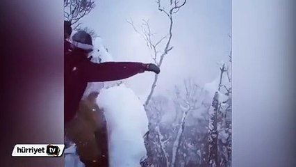 Kayakçı ağaçta asılı kaldı