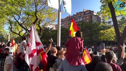 Sánchez escocido por los abucheos del desfile «Son los amigos del PP y Vox»