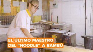 Aprende de uno de los últimos maestros artesanos que amasa los 'noodles' empleando el bambú