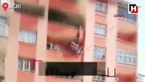 Çocuklarını yanan evden, alt kattaki komşu balkona atarak kurtardı