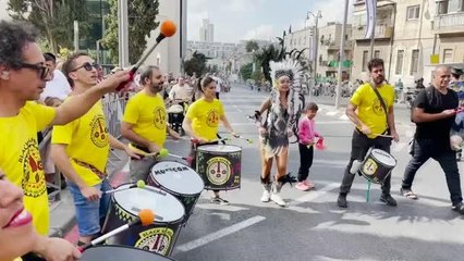 İsrailliler "Sukot Karnavalı"nı Batı Kudüs'te yürüyüşle kutladı