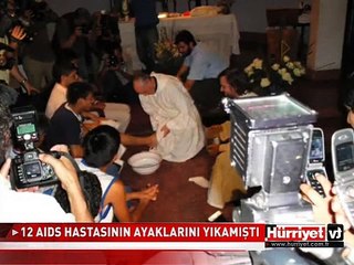 PAPA 12 AIDS HASTASININ AYAKLARINI YIKAMIŞTI